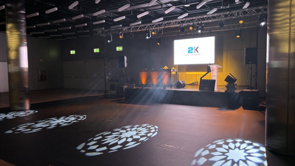 IMAGE MONTAGE 2K AUDIOVISUEL 2K AUDIOVISUEL – Spécialiste en location et prestation de sonorisation, éclairage, vidéo et machines à effets à Thonon-les-Bains et dans la zone d’Anthy. Nous proposons des enceintes, micros, caissons de basses, DJ et équipements professionnels pour concerts, événements, mariages, séminaires et soirées privées. Solutions sur mesure avec installation et support technique disponibles